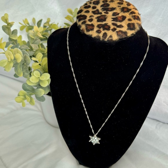 🆕 Silver Blue Crystal Snowflake Necklace - Picture 7 of 8